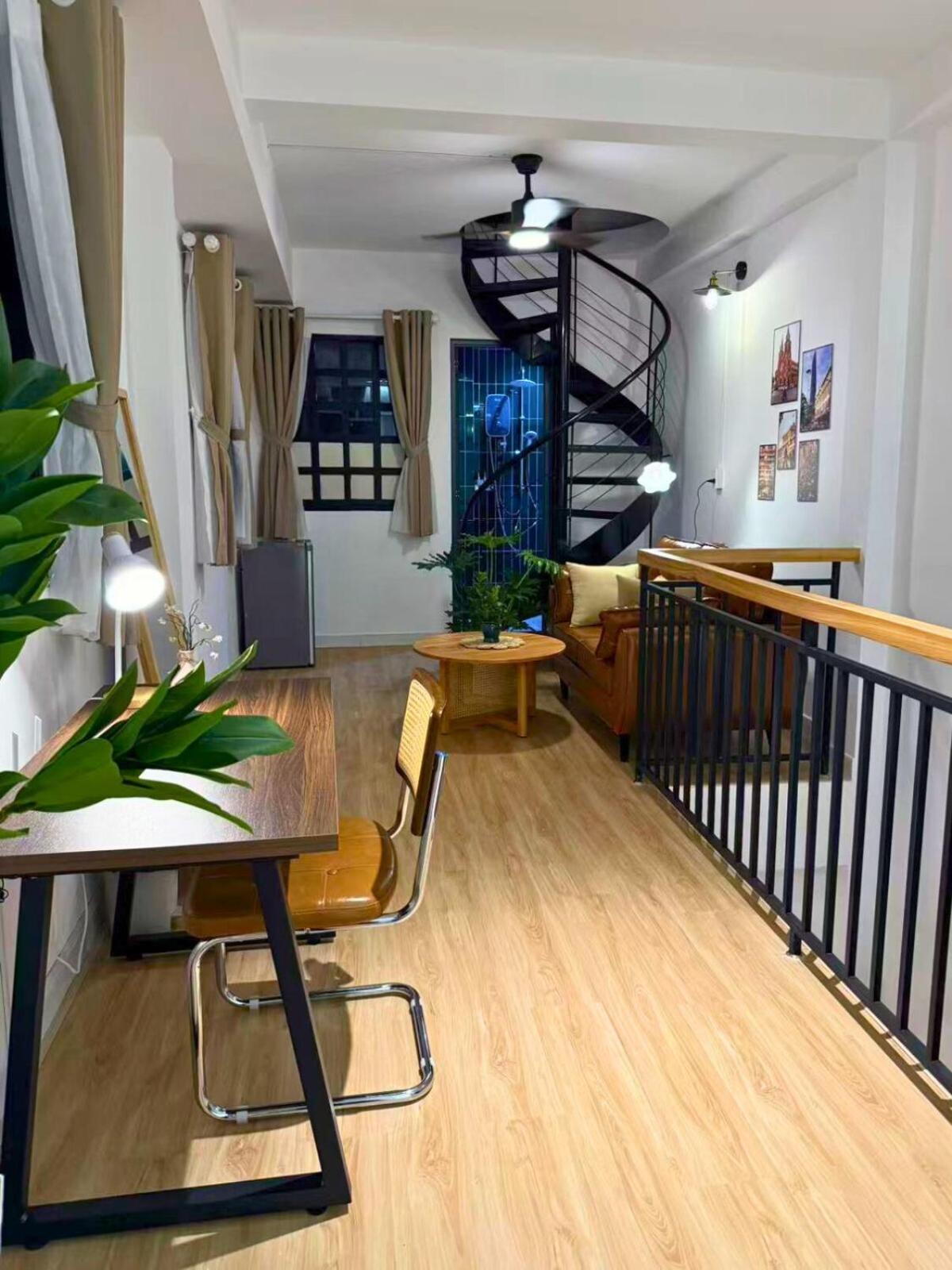 Beautiful Center Whole Townhouse In D1